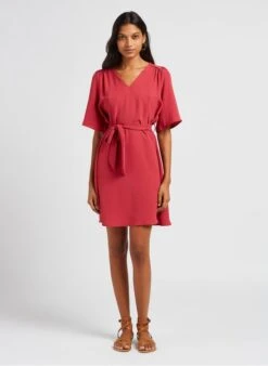 IRINA - Korte, Rechte En Soepelvallende Jurk Met V-hals | Rood