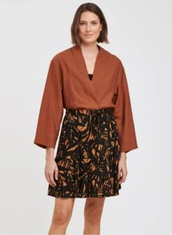 Ruimvallend, Kort Jasje | Bruin